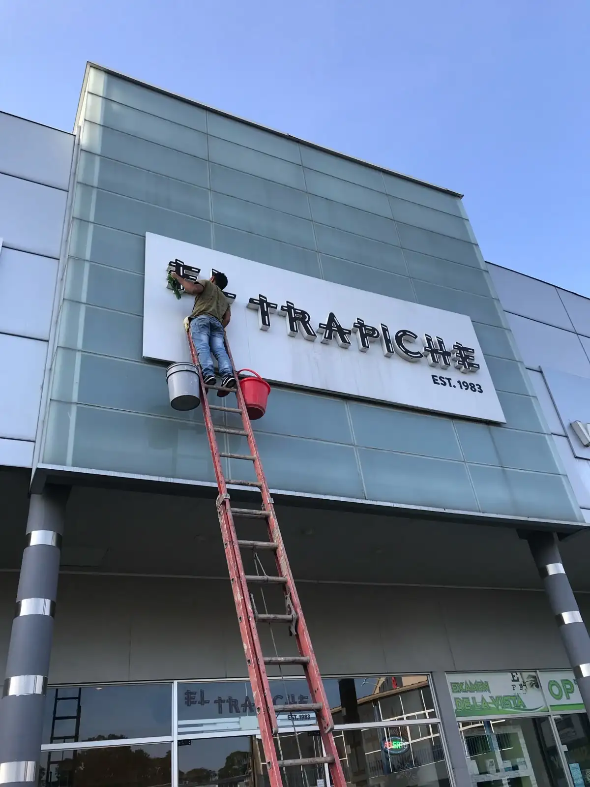 Restauración de letrero comercial