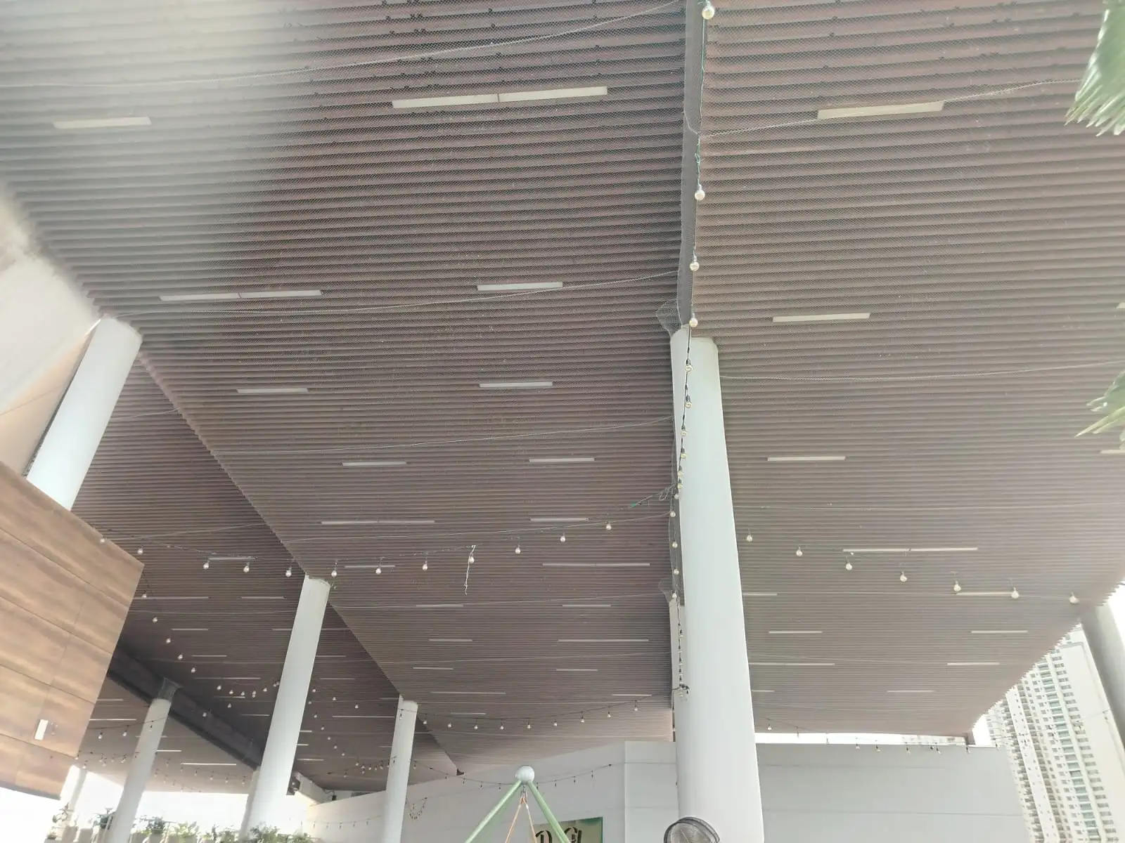 Malla anti-pájaros instalada en estructura de techo de Santa María Plaza