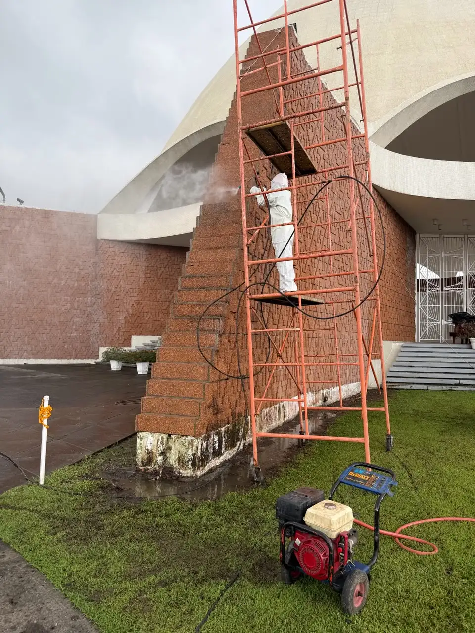 Lavado a presión en fachada del Templo Bahá'í