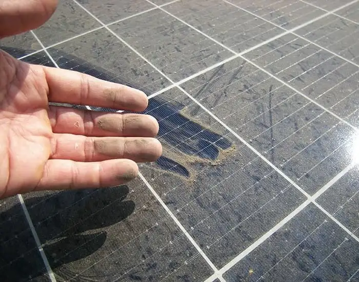 Panel solar con suciedad acumulada