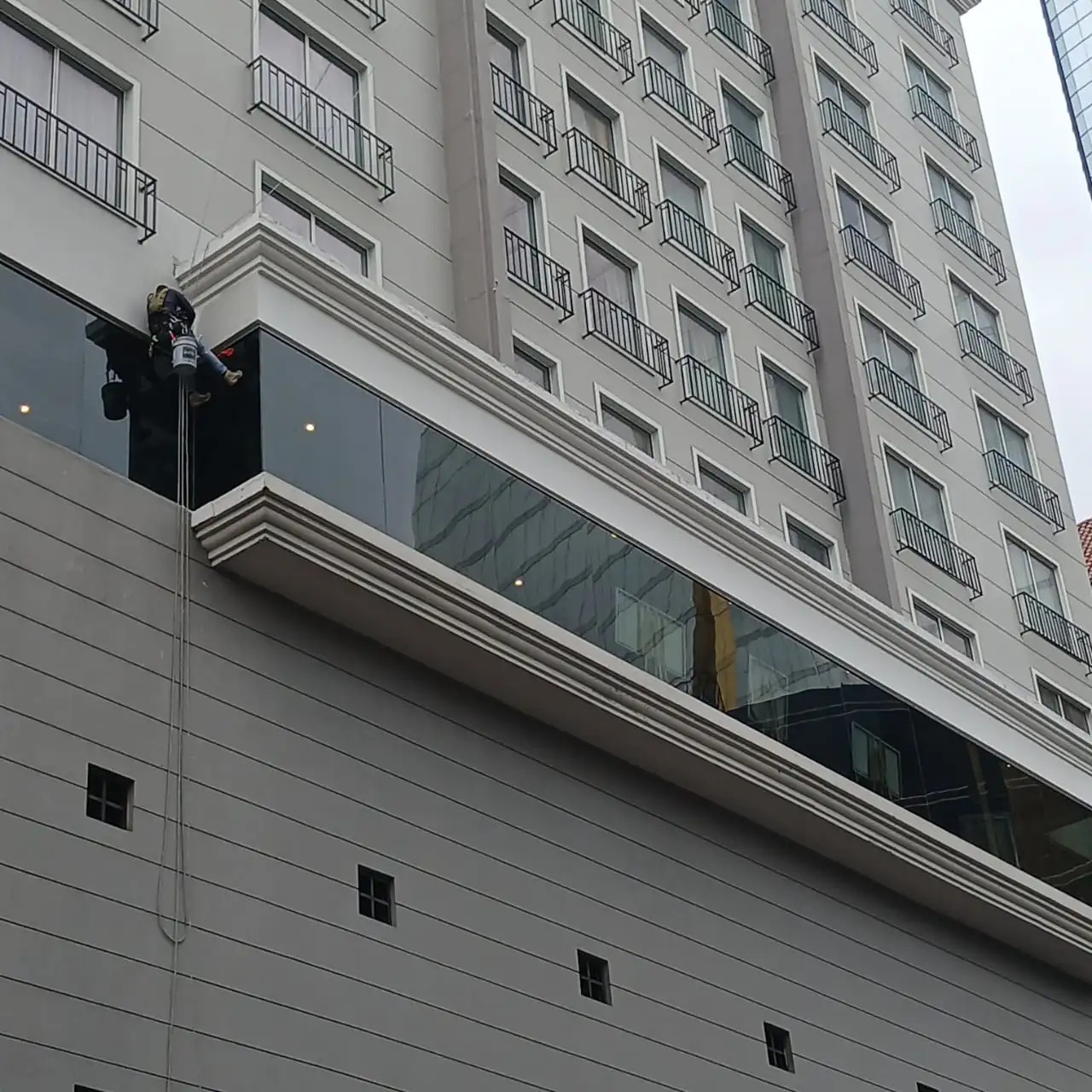 Pintura de detalle en fachada de edificio