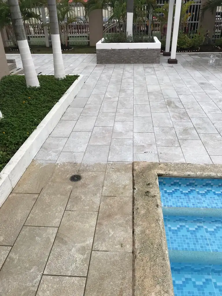 Restauración de piso en área de piscina