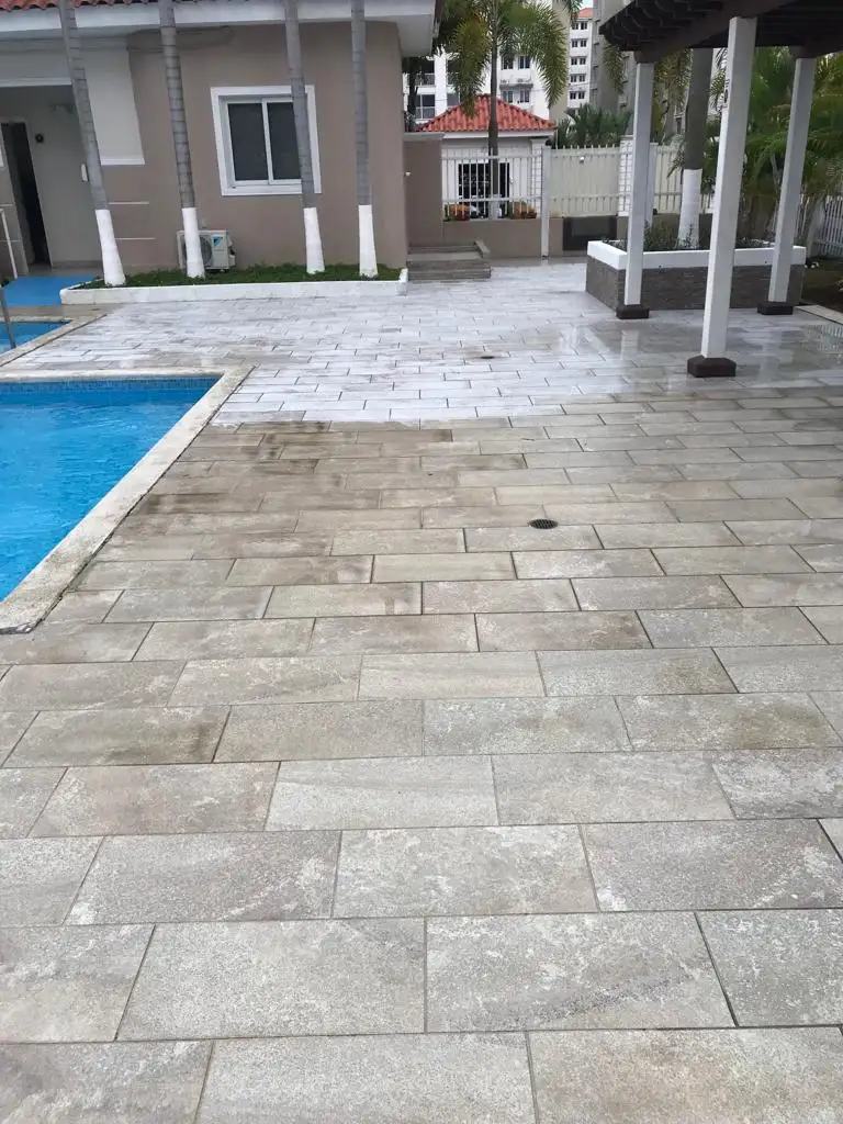 Antes y después de restauración de piso en área de piscina